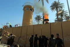 Người biểu tình tấn công Đại sứ quán Mỹ tại Baghdad. (Ảnh: THX/ TTXVN)