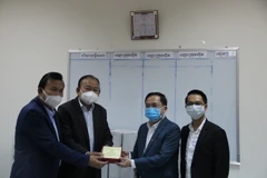 Chủ tịch VBCC Nguyễn Thanh Dũng trao tiền ủng hộ Campuchia phòng chống dịch COVID-19. (Ảnh: Nguyễn Hùng/Vietnam+)