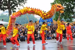 Ấn tượng với những màn múa lân, rồng đặc sắc bên Hồ Hoàn Kiếm