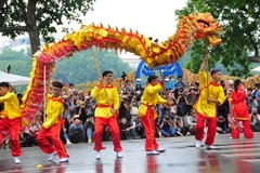 Ấn tượng với những màn múa lân, rồng đặc sắc bên Hồ Hoàn Kiếm