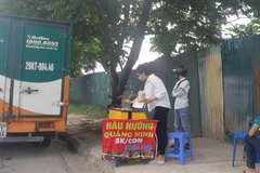 Hà Nội: Tràn lan hàu nướng vỉa hè với giá rẻ đến 'giật mình'