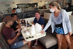 Các nhà hàng ở Florida được phép phục vụ hết công suất. (Ảnh: Getty)