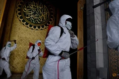 Khử trùng tại một thánh đường Hồi giáo ở Surabaya. (Ảnh: Antara/Reuters)