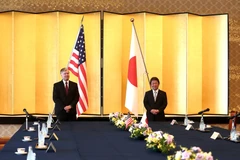 Đặc phái viên Mỹ về vấn đề Triều Tiên Stephen Biegun và Ngoại trưởng Nhật Bản Toshimitsu Motegi. (Ảnh: AFP/TTXVN)