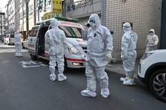 Nhân viên y tế Hàn Quốc làm nhiệm vụ tại Daegu. (Ảnh: AFP/TTXVN)