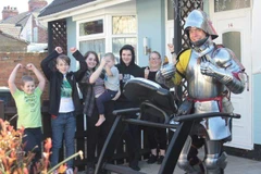 Anh: Người đàn ông mặc áo giáp thời trung cổ chạy 10km