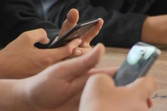Nhiều lo ngại khi học sinh được sử dụng điện thoại trong giờ học