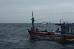 Tàu cá BĐ 98658 TS được lai dắt về đất liền. (Ảnh: TTXVN phát)