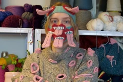 Những chiếc khẩu trang kỳ quái giúp khuyến khích giãn cách xã hội