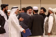 Phái đoàn Taliban trong cuộc hòa đàm ở Qatar hồi tháng 2/2020. (Ảnh: AFP/Getty)
