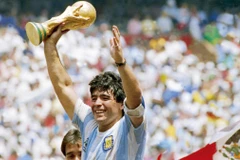 Người hâm mộ bóng đá tưởng nhớ 'cậu bé vàng' Diego Maradona