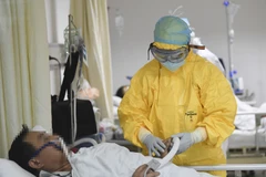 Điều trị cho bệnh nhân nhiễm virus tại Trung Quốc. (Ảnh: THX/TTXVN)