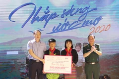 Quỹ Vì tầm vóc Việt trao tặng các suất học bổng trị giá 200 triệu đồng. (Ảnh: Nguyễn Oanh/TTXVN)