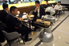 Robot đang ngày càng xuất hiện nhiều tại các nhà hàng ở Trung Quốc. (Ảnh: Reuters)