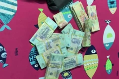 Số tiền đánh bạc bị thu giữ tại hai sới bạc. (Ảnh: Công an cung cấp)