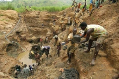Một mỏ khai thác vàng ở Congo. (Ảnh: AFP/TTXVN)