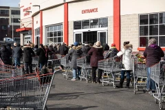 Người dân Mỹ đổ xô đi mua hàng tích trữ.