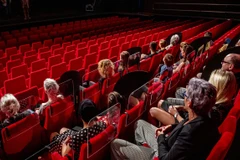 Các rạp chiếu phim đưa ra những biện pháp bảo vệ sức khỏe cho khách hàng. (Ảnh: Shutterstock)