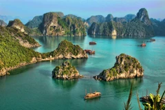 Vịnh Hạ Long từ trên cao nhìn giống như một bức tranh thủy mặc. (Ảnh: Getty) 