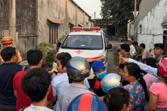 Người dân tập trung tại hiện trường.