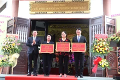 Tặng bảng vàng tri ân của lãnh đạo Tỉnh cho tập thể, cá nhân ủng hộ Quỹ Khuyến học Nguyễn Sinh Sắc. (Ảnh: Nguyễn Văn Trí/TTXVN)