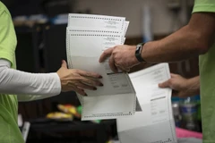 Một điểm kiểm phiếu tại bang Wisconsin. (Ảnh: AP/TTXVN)