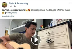 Huyền thoại bóng đá Thái Lan đàn hát "Như có Bác trong ngày đại thắng"