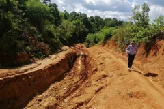 Tuyến đường từ trung tâm xã Hra về làng Đê Kôn. (Ảnh: Hồng Điệp/TTXVN)