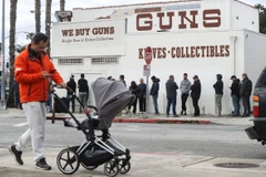 Người dân xếp hàng chờ mua súng.