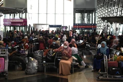 Người dân đeo khẩu trang phòng tránh lây nhiễm virus corona chủng mới tại sân bay quốc tế Kuala Lumpur. (Ảnh: AFP/ TTXVN)