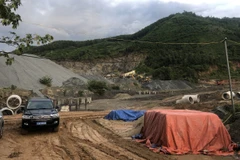 Công trường đang thi công tại bãi rác Khánh Sơn. (Ảnh: Văn Dũng/TTXVN)