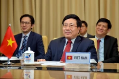 Phó Thủ tướng, Bộ trưởng Ngoại giao Phạm Bình Minh tham dự hội nghị trực tuyến. (Ảnh: TTXVN phát)