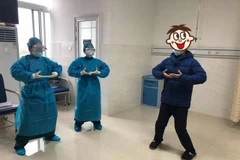 Trung Quốc: Bác sỹ cùng bệnh nhân tập khí công để ngăn ngừa dịch bệnh