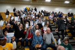 Người dân tham gia cuộc họp kín tại Iowa. (Ảnh: New York Times)