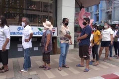 Người dân Thái Lan xếp hàng chờ nhận thực phẩm miễn phí