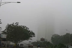 Không khí Hà Nội ô nhiễm nặng, người dân nên hạn chế ra ngoài