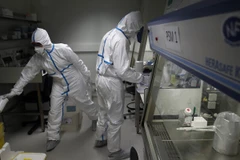 Xét nghiệm mẫu bệnh phẩm tại Viện Pasteur ở Paris. (Ảnh: AP)