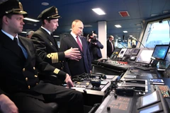 Tổng thống Putin tham quan tàu phá băng Viktor Chernomyrdin. (Ảnh: Điện Kremlin)
