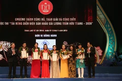 Trao huy chương cho các tài năng của sân khấu cải lương Trần Hữu Trang