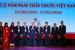 Thủ tướng Nguyễn Xuân Phúc với Ban lãnh đạo Trường Đại học Y Hà Nội. (Ảnh: Thống Nhất/TTXVN)