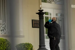 Cảnh sát điều tra tại Đại sứ quán Cuba. (Ảnh: AP)