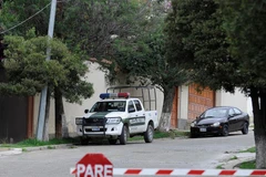 Cảnh sát Bolivia bên ngoài nhà riêng Đại sứ Mexico. (Ảnh: France24)