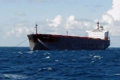 Hình ảnh tàu chở dầu Iran vượt sóng dữ để đến Venezuela