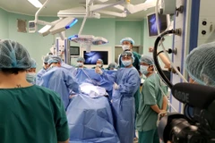 Các bác sỹ vui mừng khi tách rời thành công cho hai bé song sinh. (Ảnh: BV Nhi đồng TP.HCM)