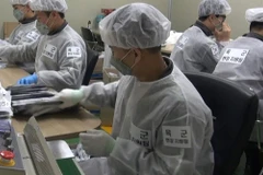 Quân đội Hàn Quốc tham gia sản xuất khẩu trang để cấp cho người dân