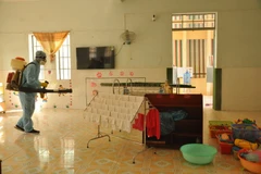 Phun xịt khử trùng tại các trường học. (Ảnh: TTXVN)