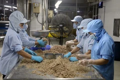 Một doanh nghiệp chế biến cá hộp xuất khẩu. (Ảnh: Lê Huy Hải/TTXVN)