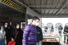 Người dân đeo khẩu trang để phòng tránh dịch tại Venice. (Ảnh: THX/TTXVN)