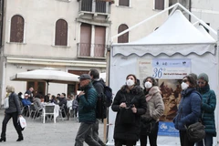Khách du lịch đeo khẩu trang để phòng tránh lây nhiễm COVID-19 tại Venice. (Ảnh: THX/ TTXVN)