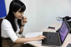 Giáo viên sử dụng máy tính để giảng bài online. (Ảnh: TTXVN) 
